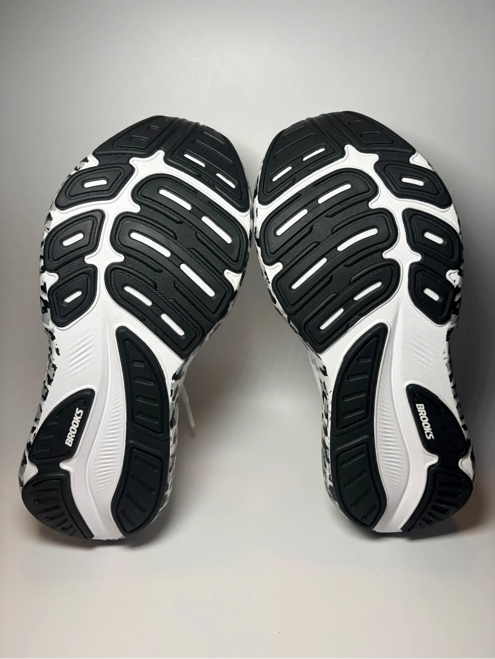 Brooks Women's Revel 9 White Running Shoe with Black Leopard Midsole size 7 - Picture 4 of 15